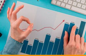 Contador utilizando sistema de emissão fiscal profissional para gerar receita recorrente com serviços fiscais para clientes.