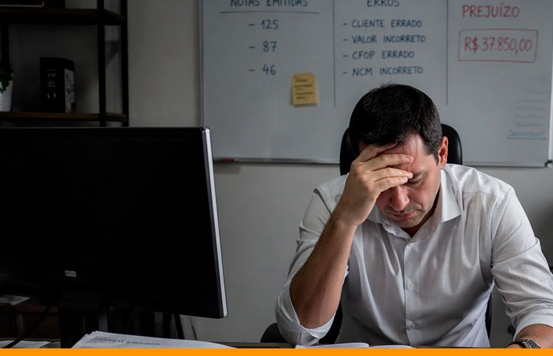 Tela de sistema fiscal com erros na emissão de nota fiscal e alerta sobre falhas comuns que impactam empresas